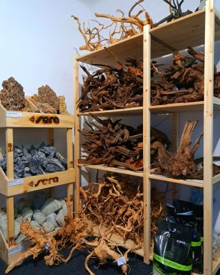 Hardscape room 🐟🪨🌿🪵🇨🇿 Přípravy na novou sezónu jsou v plném proudu... doplněny zásoby hardscapu, v nabídce i několik...